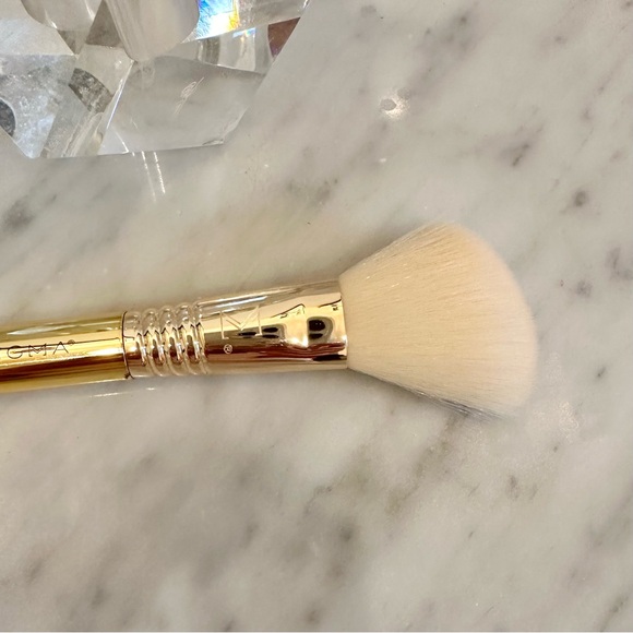 2/$12 * Sigma Large Angled Contour Brush - Picture 4 of 7